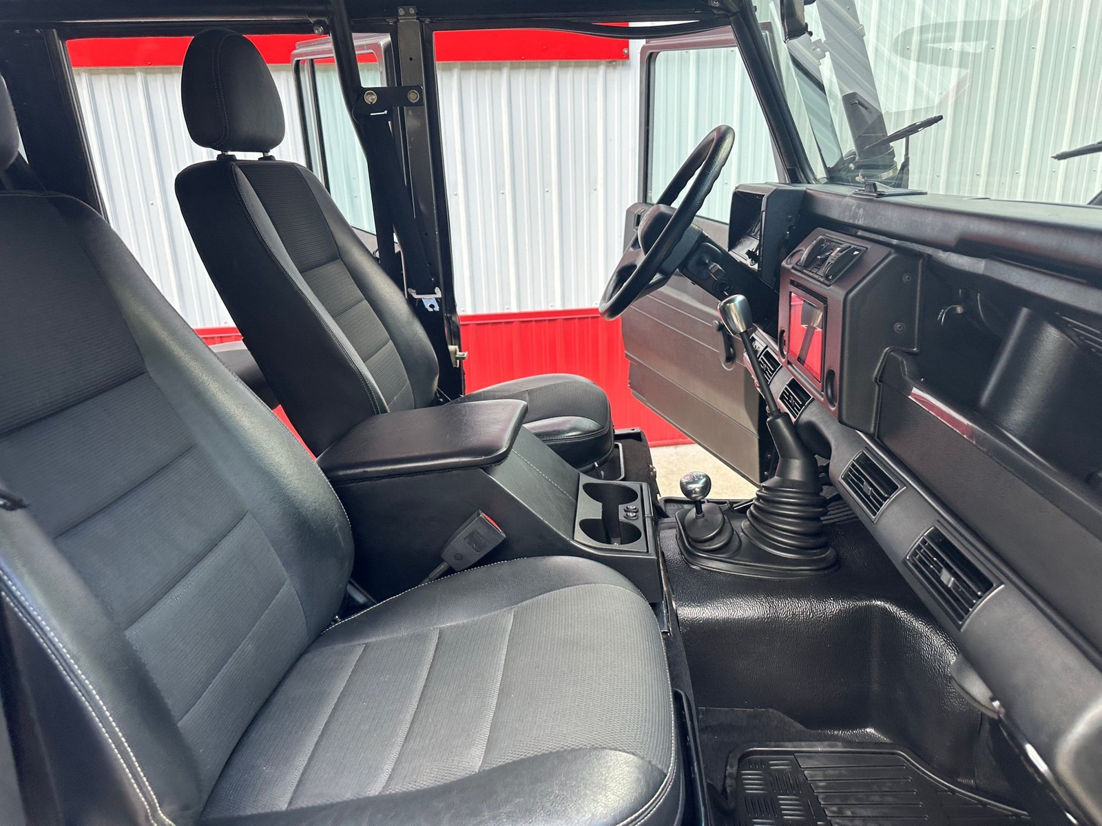 Land-Rover-Defender-1992-SUV-30