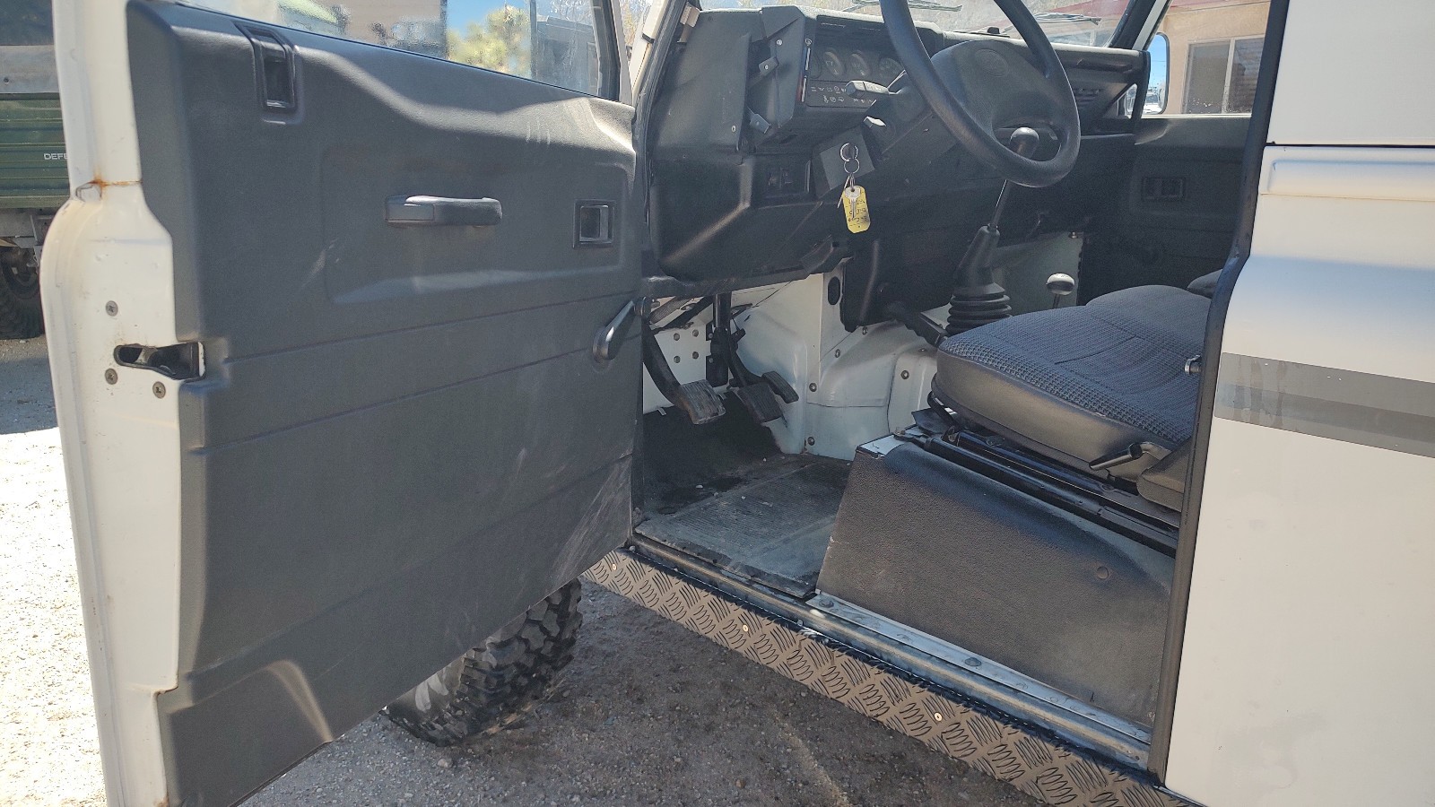 Land-Rover-Defender-1994-SUV-12