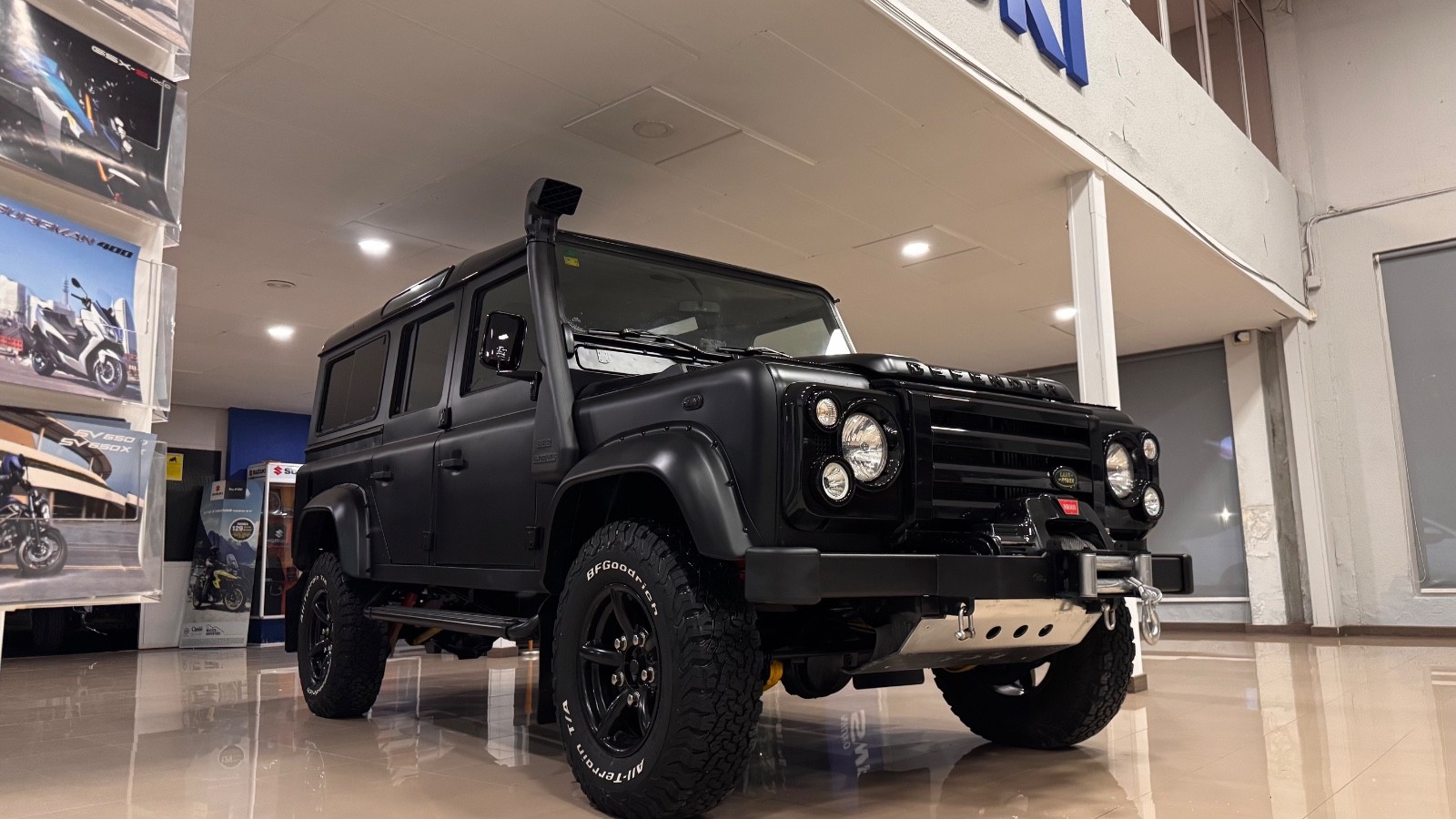 Land-Rover-Defender-1994-SUV-2