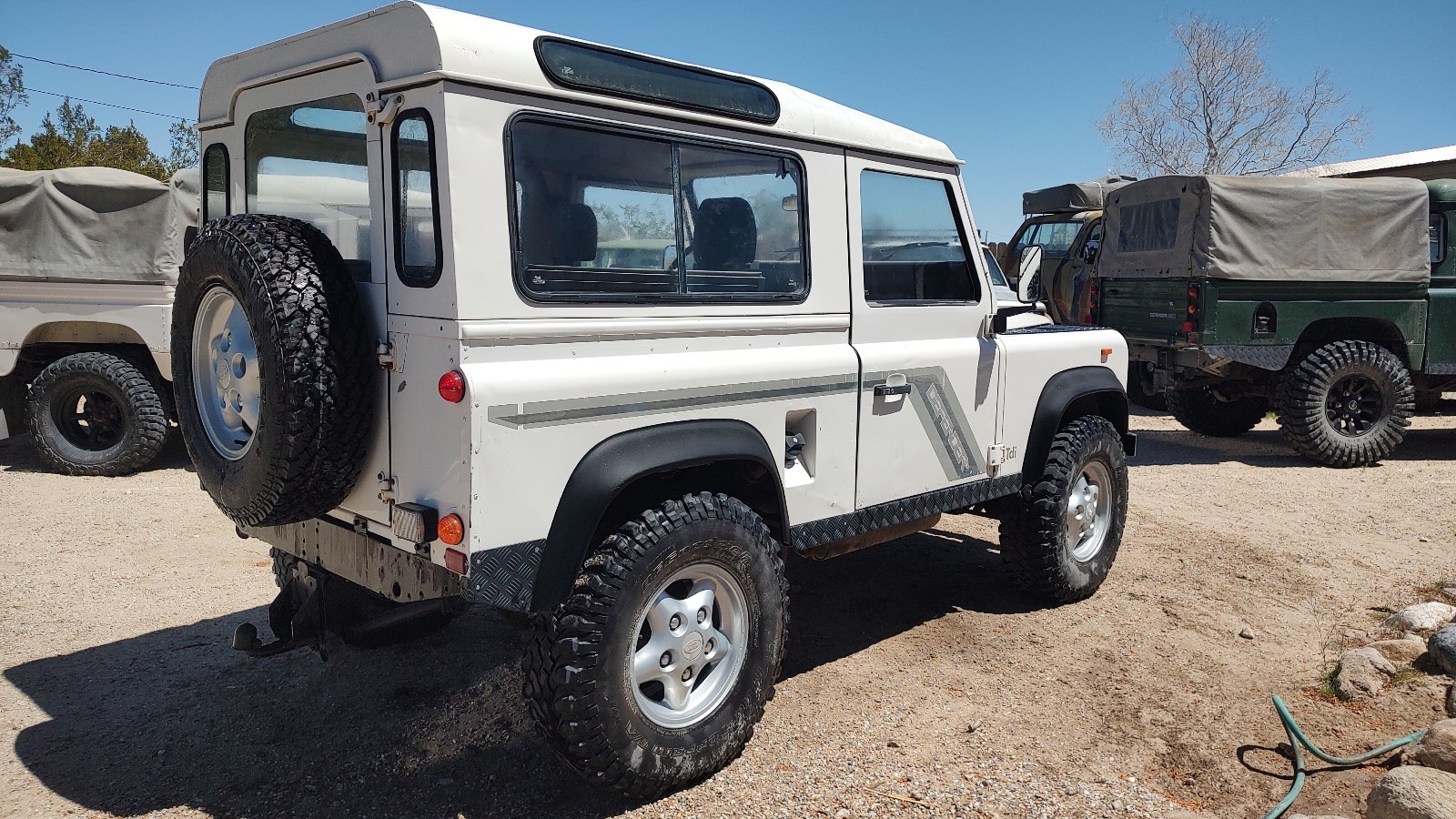 Land-Rover-Defender-1994-SUV-3