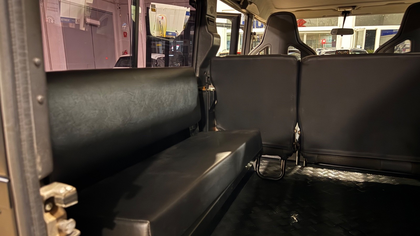 Land-Rover-Defender-1994-SUV-37