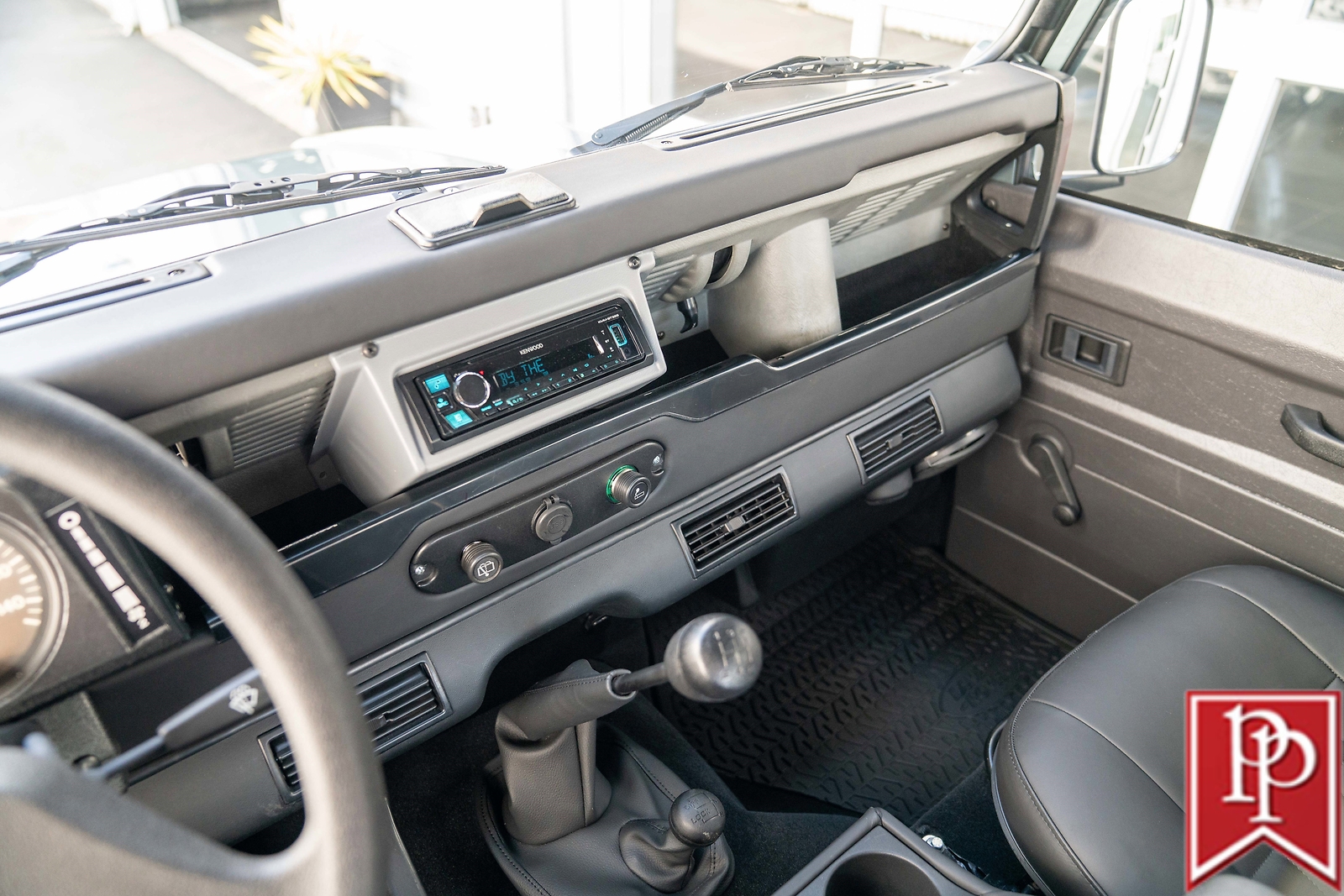 Land-Rover-Defender-1995-SUV-23