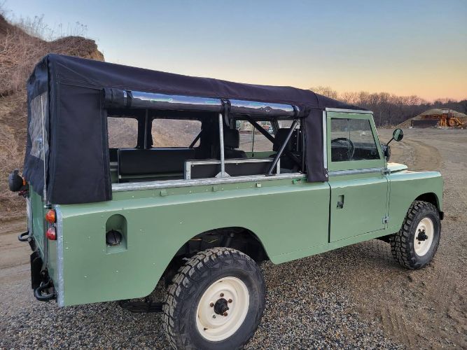 Land-rover-Defender-1966-Green-13