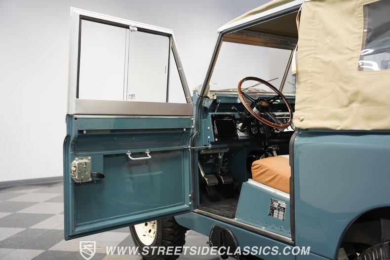 Land-rover-Series-2a-1968-Marine-Blue-Tan-38