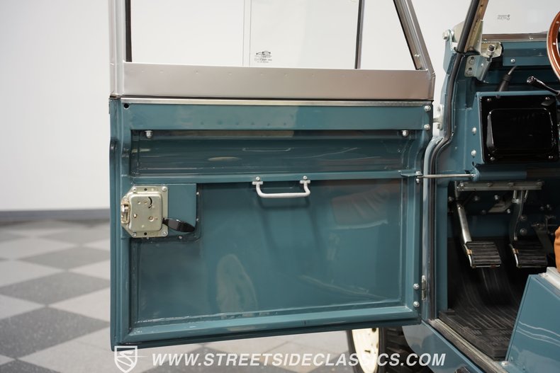 Land-rover-Series-2a-1968-Marine-Blue-Tan-39