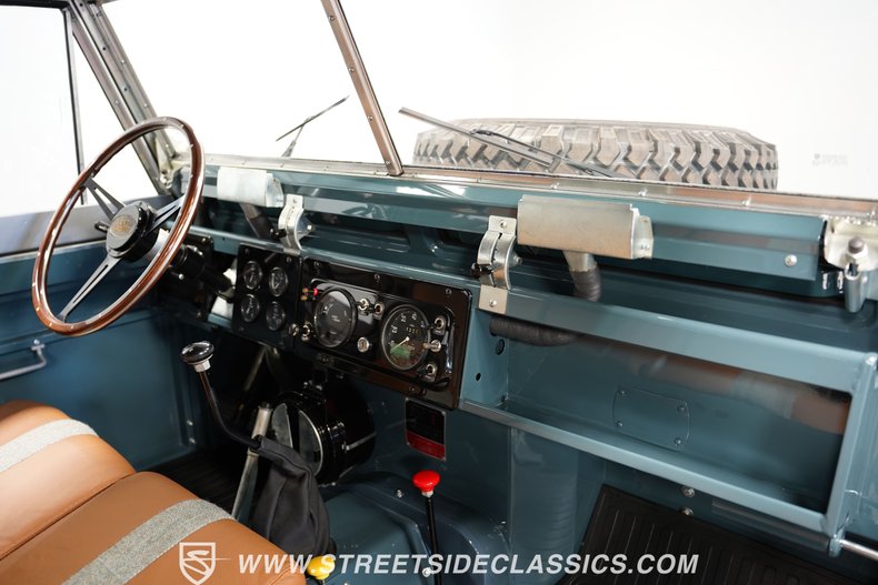 Land-rover-Series-2a-1968-Marine-Blue-Tan-7
