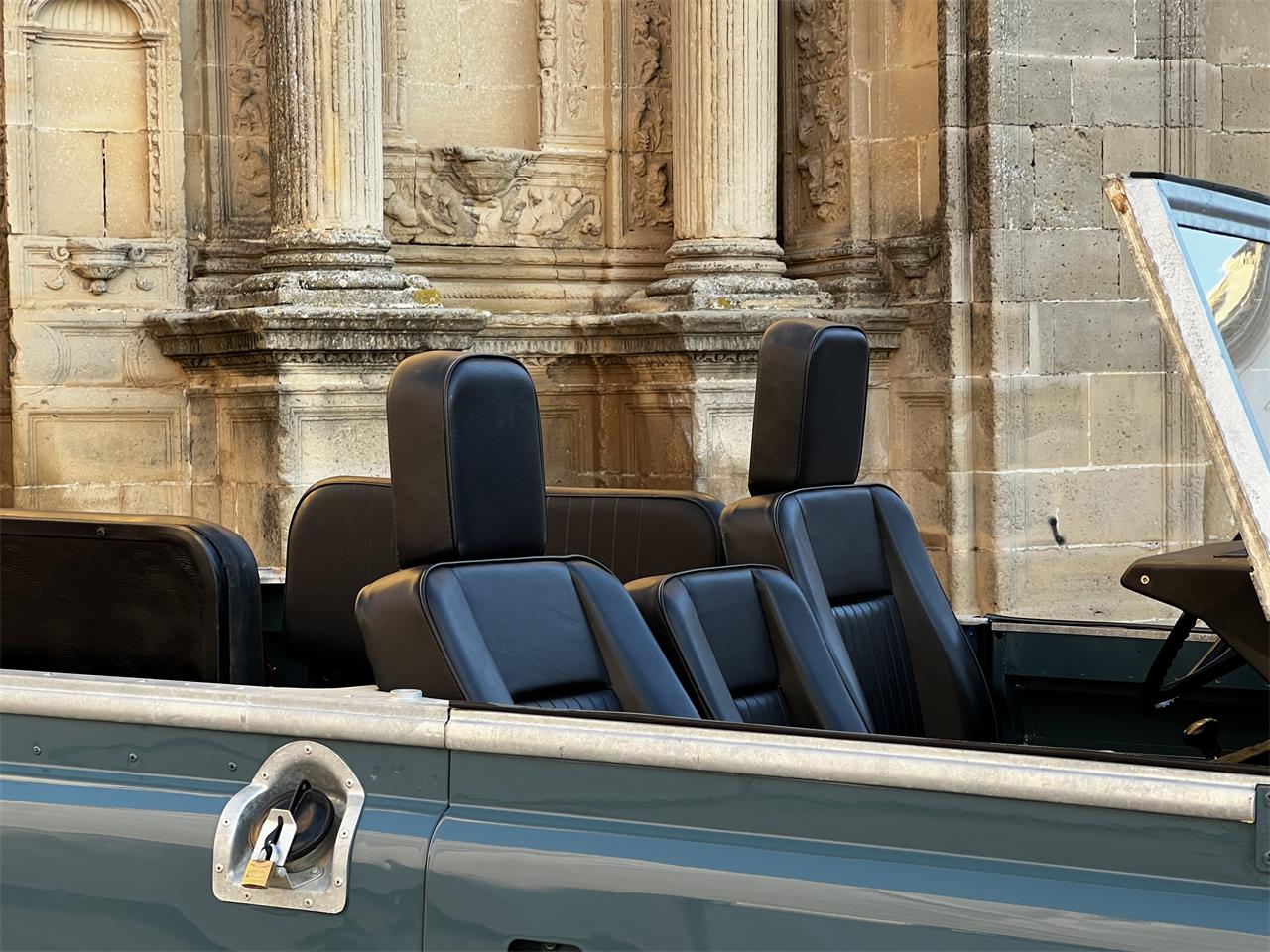 Land-rover-Series-iia-1966-Marine-blue-Luxury-Black-18
