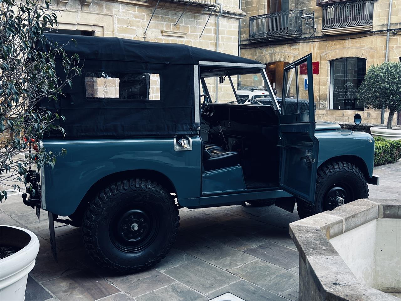 Land-rover-Series-iia-1966-Marine-blue-Luxury-Black-22
