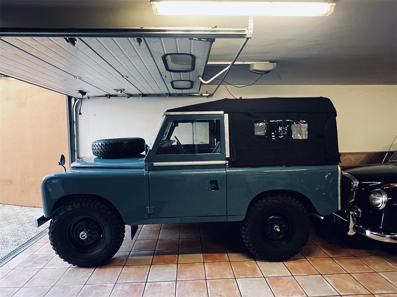 Land-rover-Series-iia-1966-Marine-blue-Luxury-Black-44