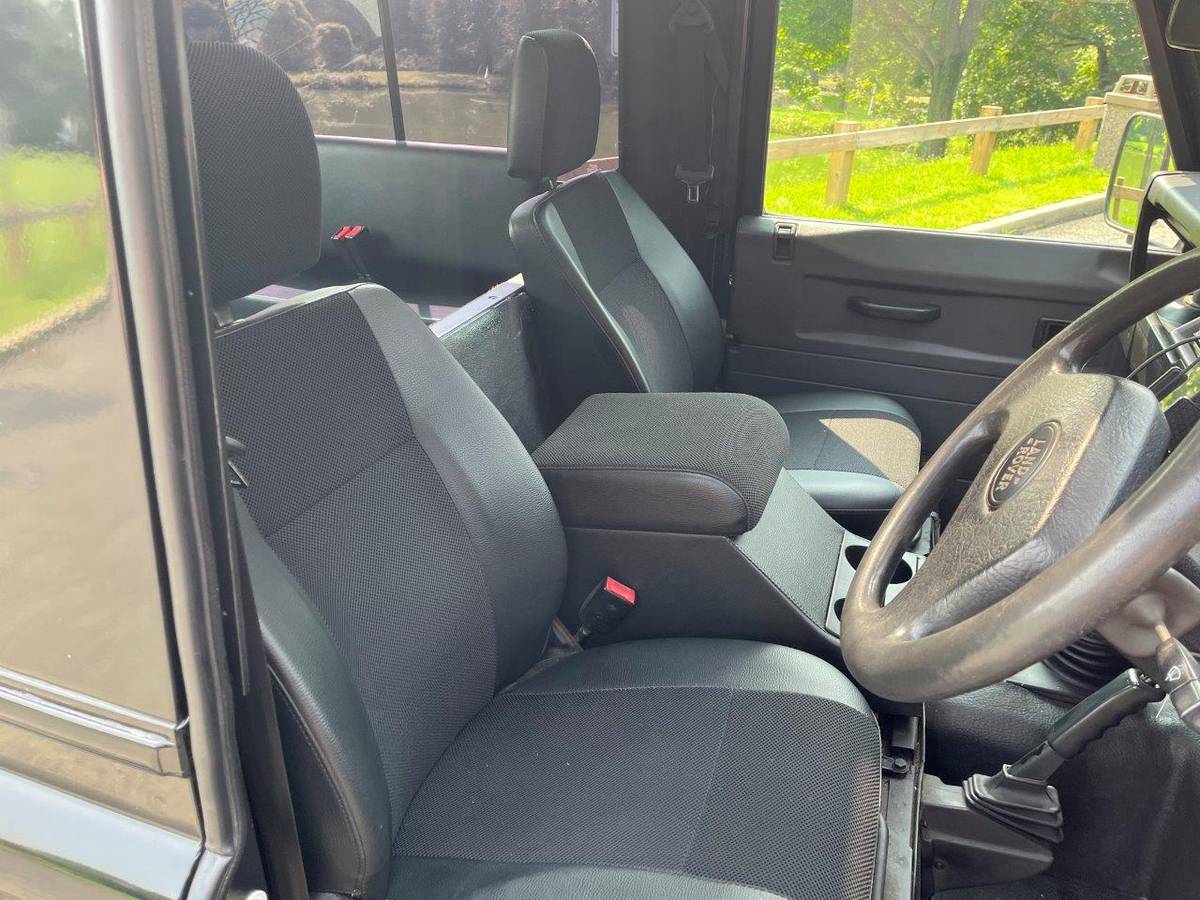 Land-rover-defender-90-diesel-1993-black-9