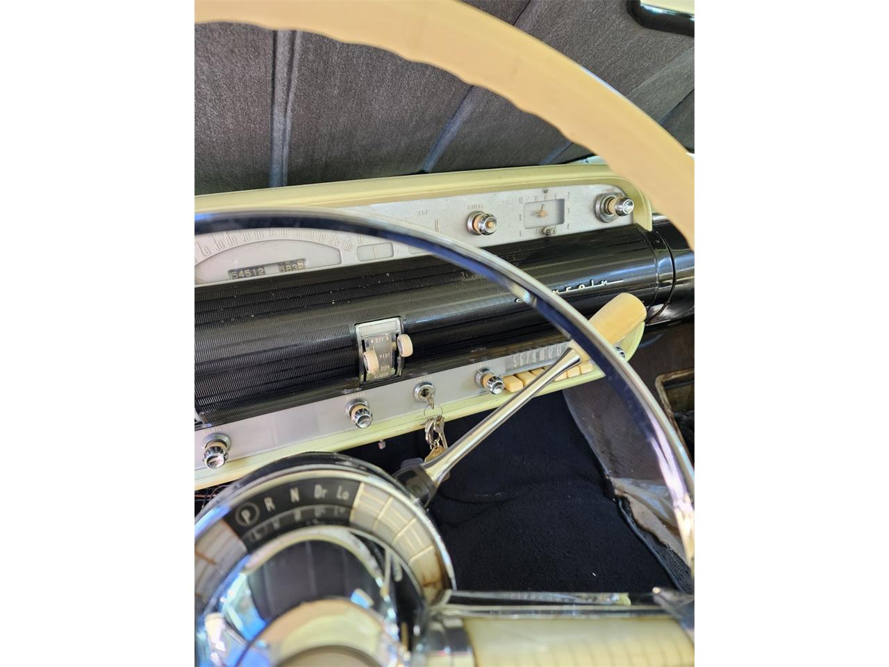 Lincoln-Capri-1955-yellowblack-yellowblack-11