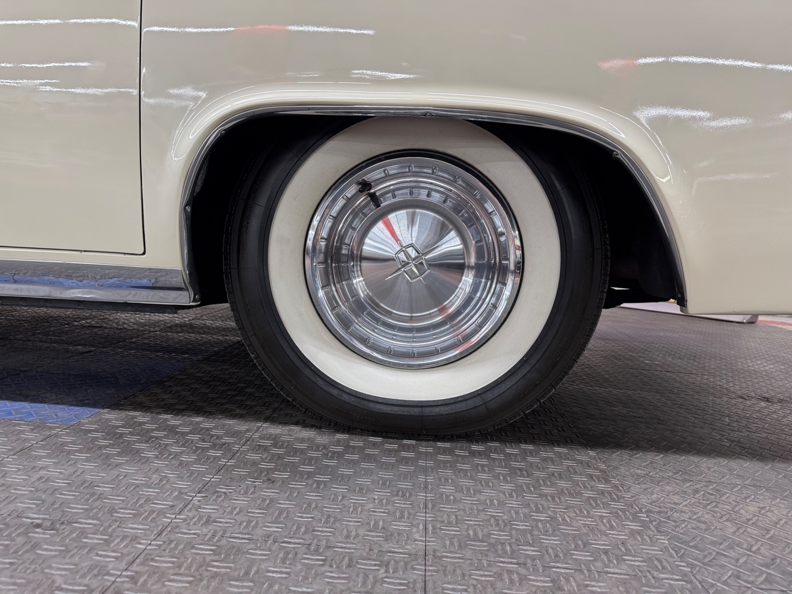 Lincoln-Continental-1961-4-Door-31
