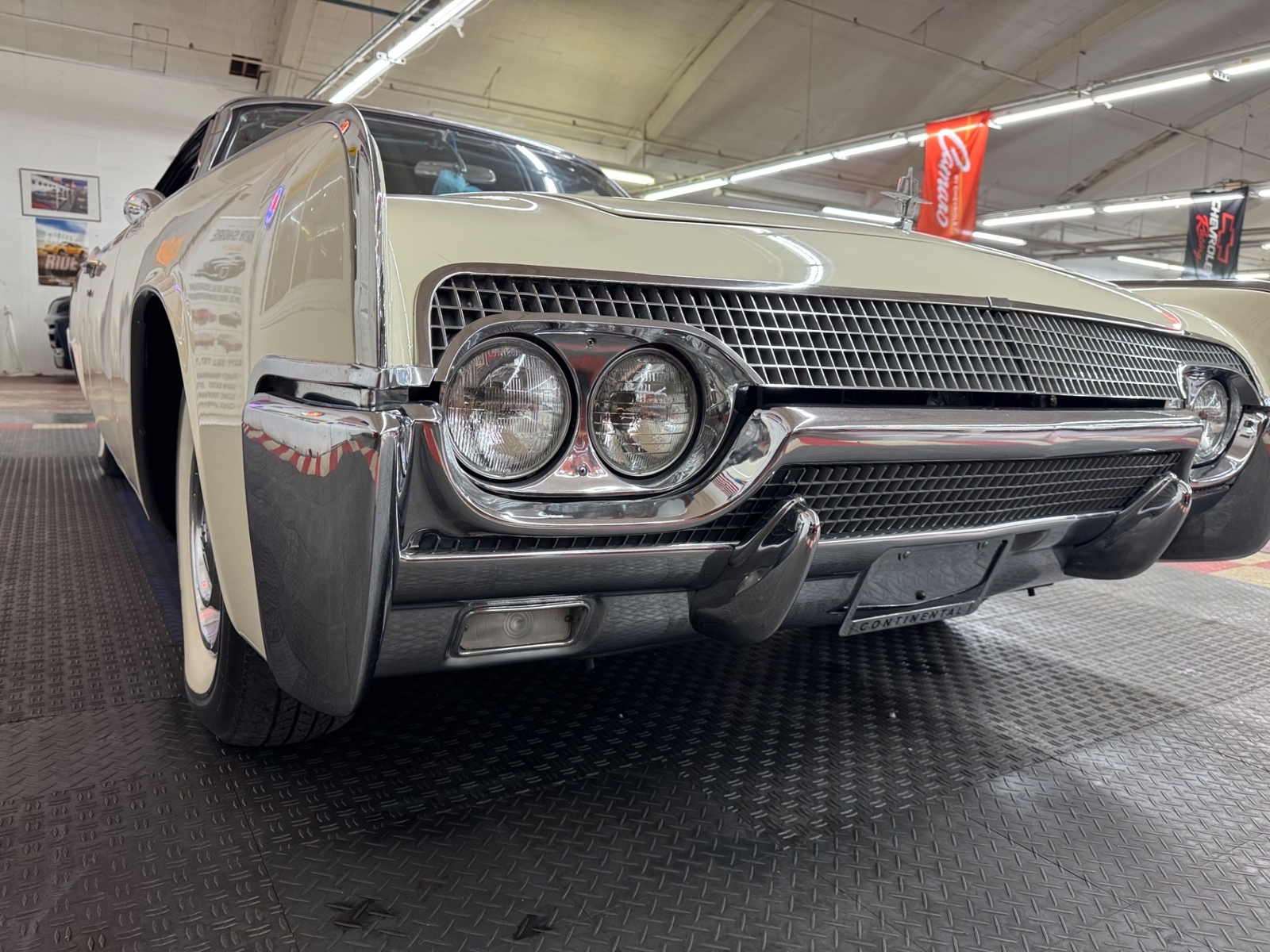 Lincoln-Continental-1961-4-Door-7