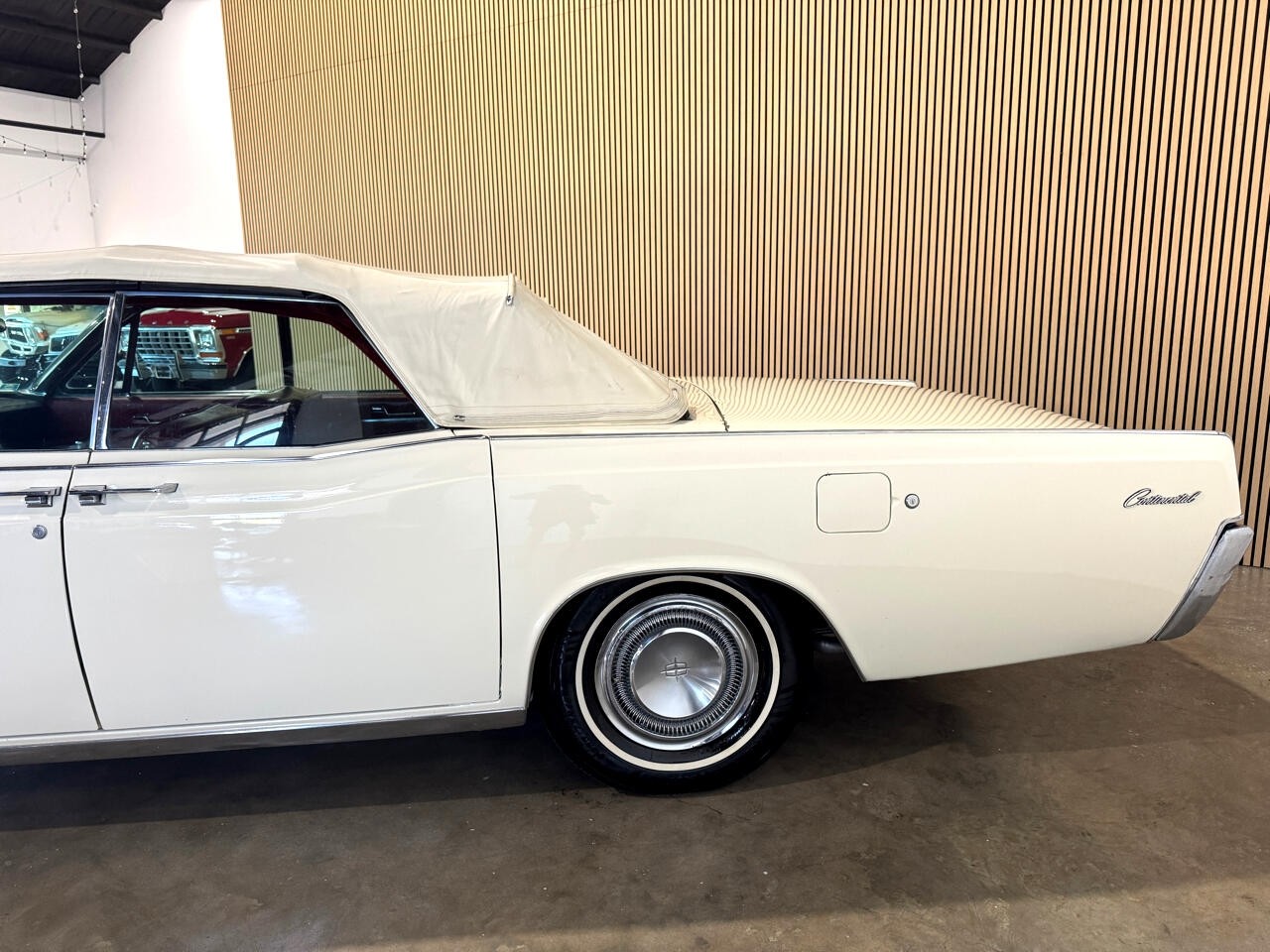 Lincoln-Continental-1966-Classic-Car-1