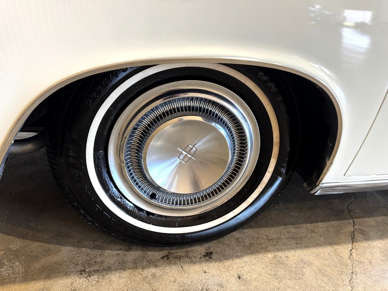 Lincoln-Continental-1966-Classic-Car-10
