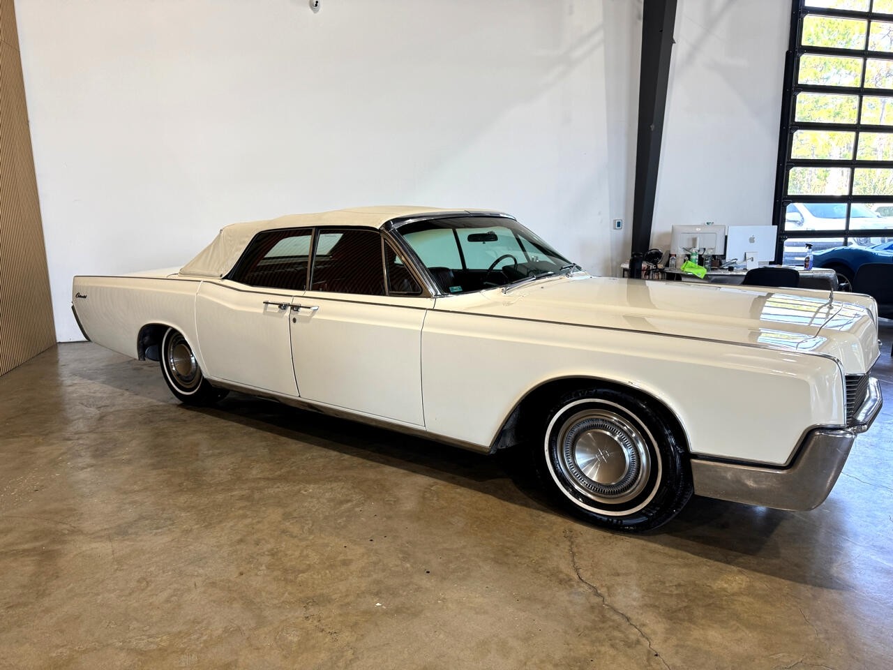Lincoln-Continental-1966-Classic-Car-12