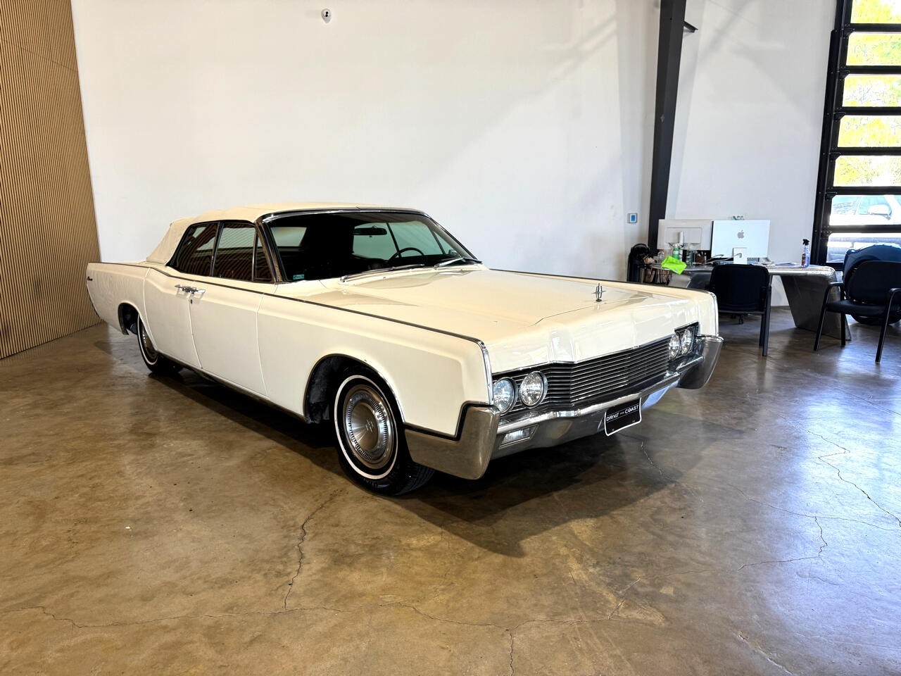 Lincoln-Continental-1966-Classic-Car-13
