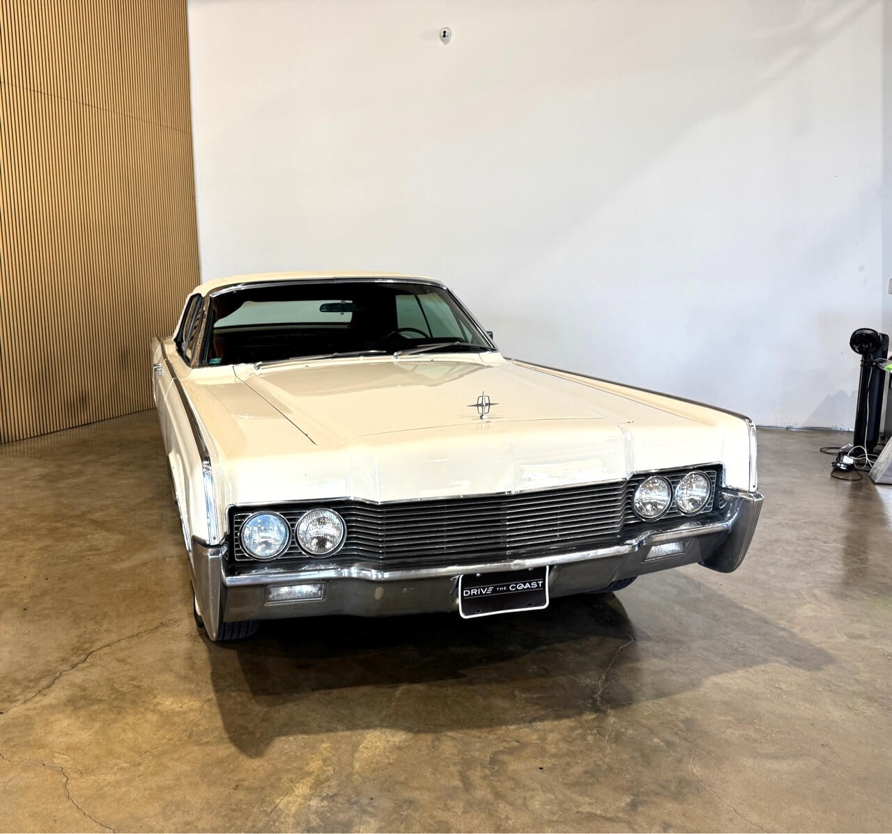 Lincoln-Continental-1966-Classic-Car-14