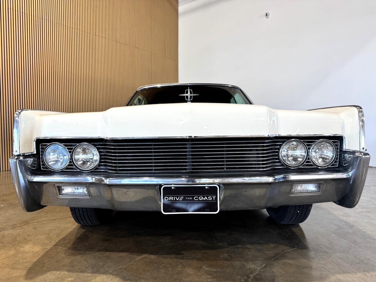 Lincoln-Continental-1966-Classic-Car-15