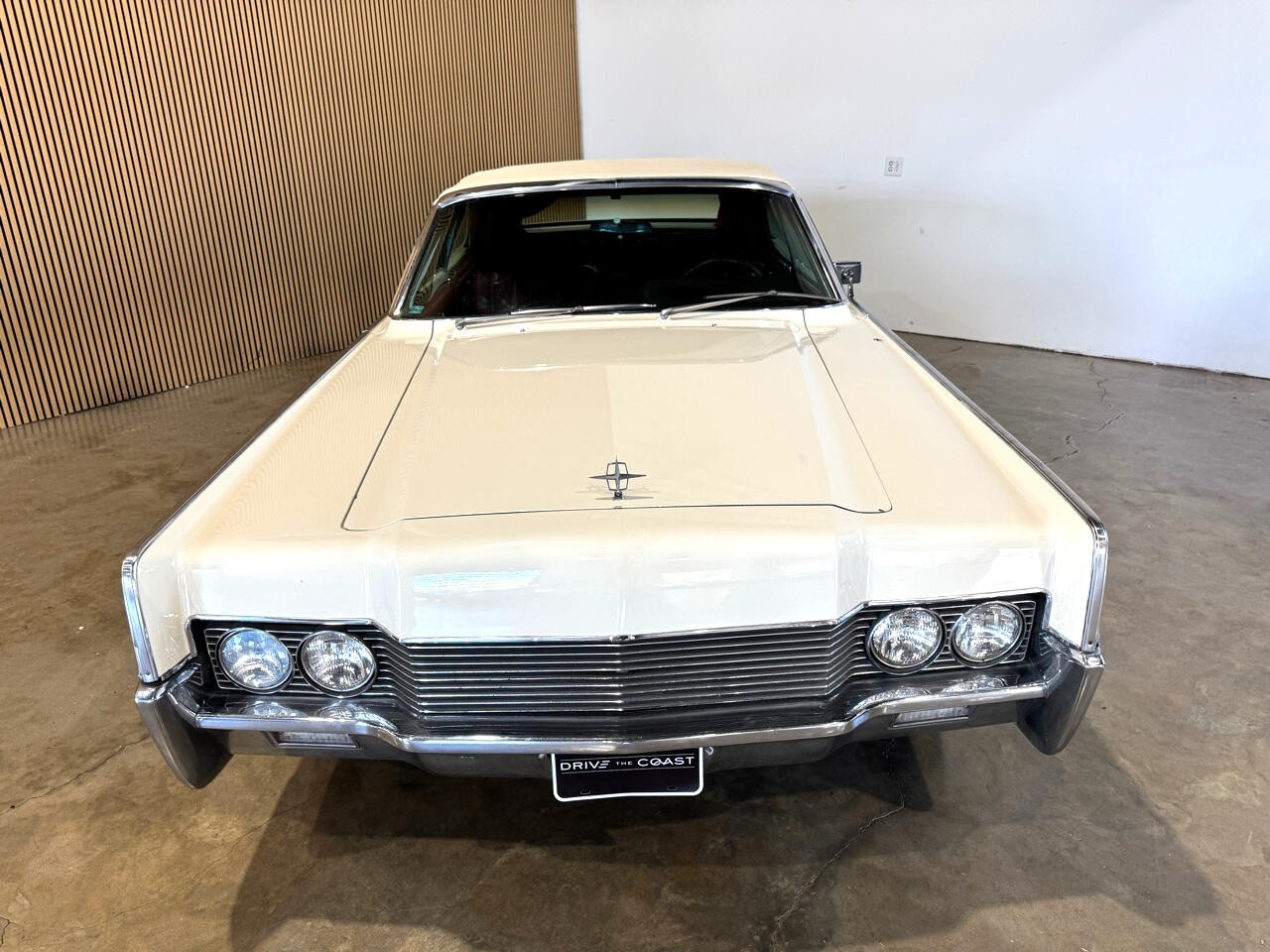 Lincoln-Continental-1966-Classic-Car-16