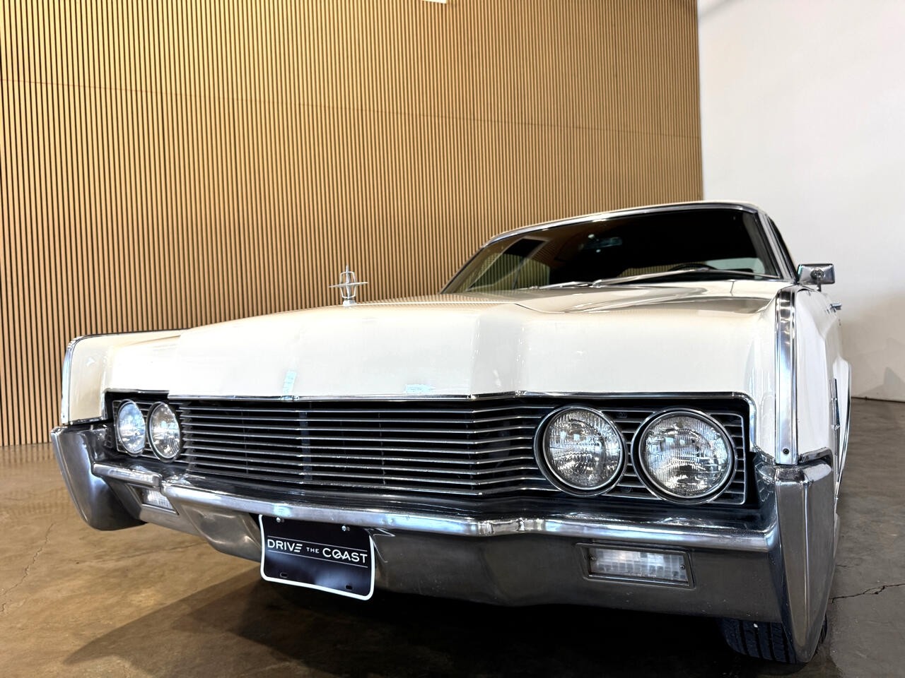 Lincoln-Continental-1966-Classic-Car-17