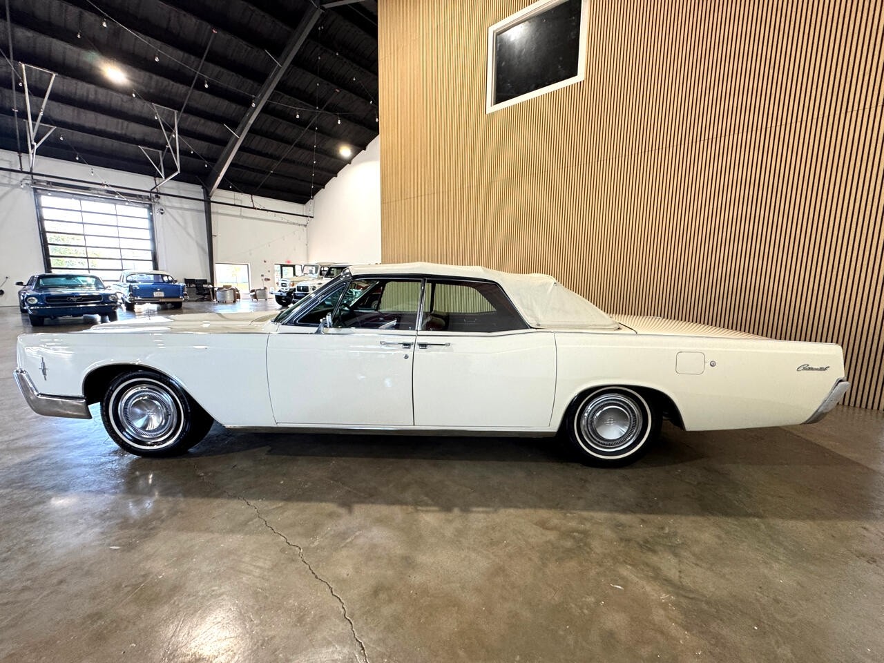 Lincoln-Continental-1966-Classic-Car-2