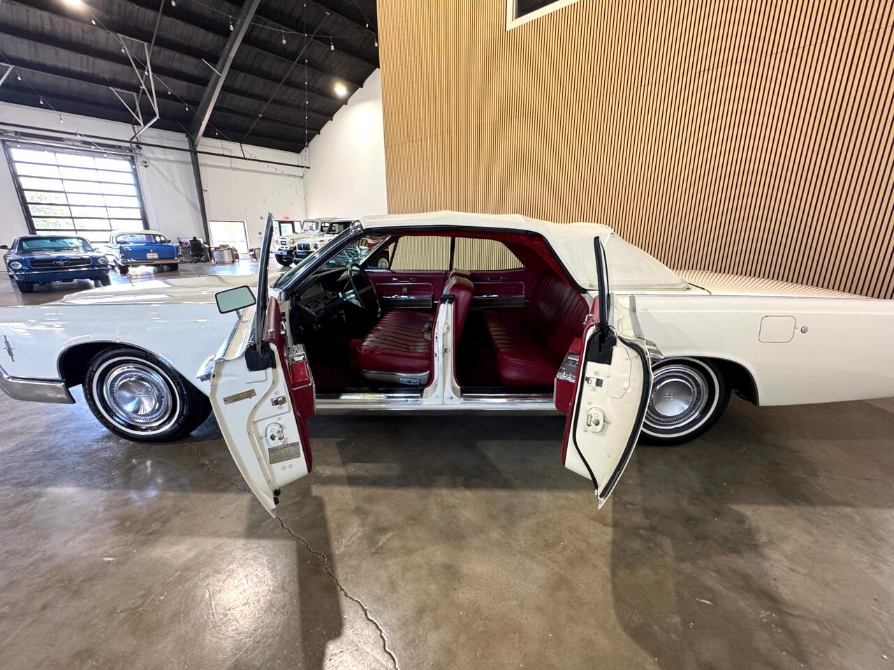 Lincoln-Continental-1966-Classic-Car-20