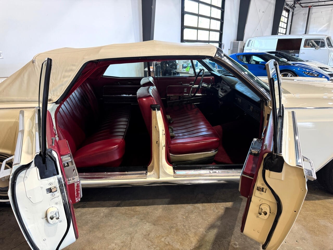 Lincoln-Continental-1966-Classic-Car-27