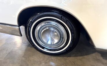 Lincoln-Continental-1966-Classic-Car-3