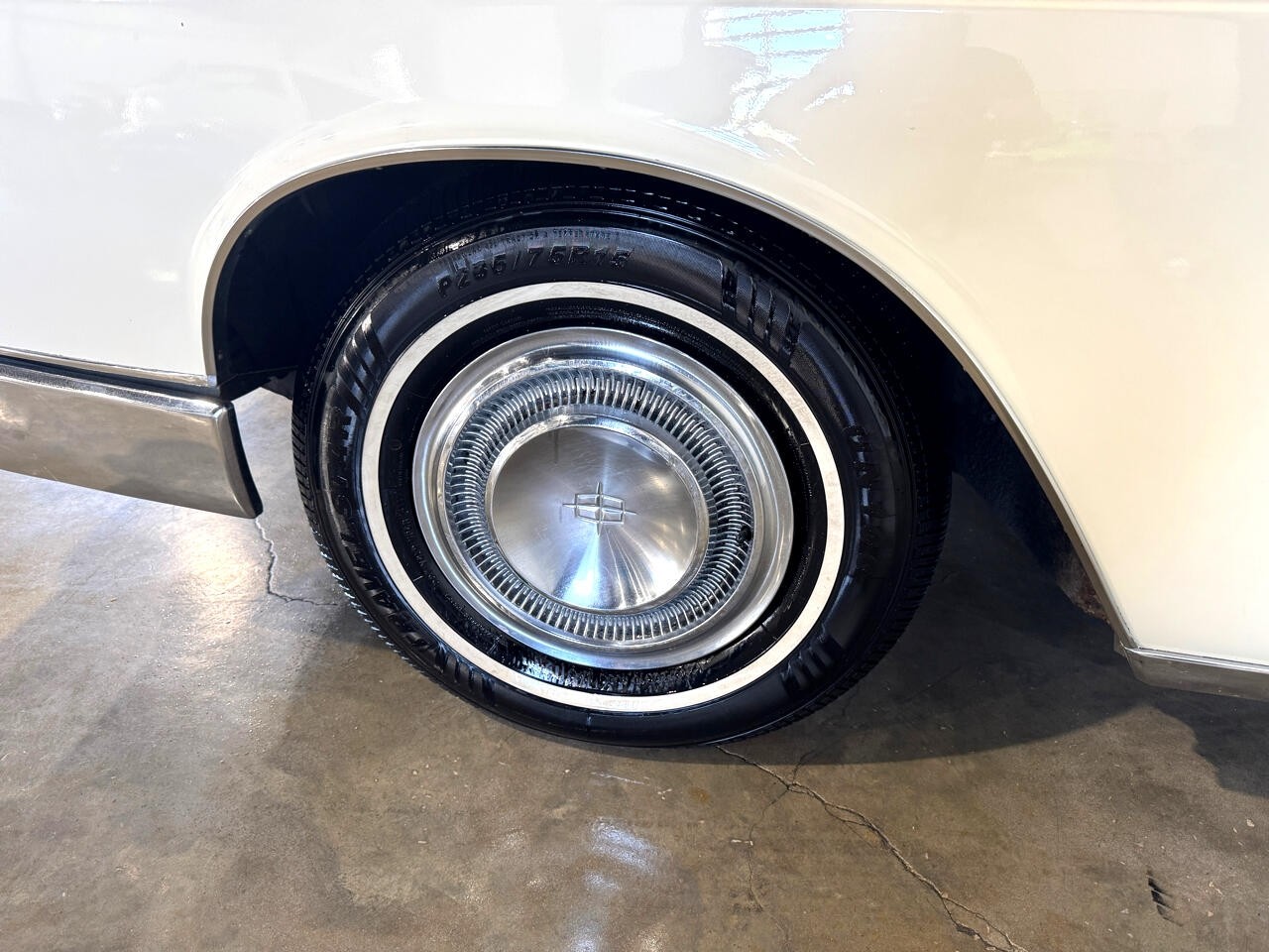 Lincoln-Continental-1966-Classic-Car-3