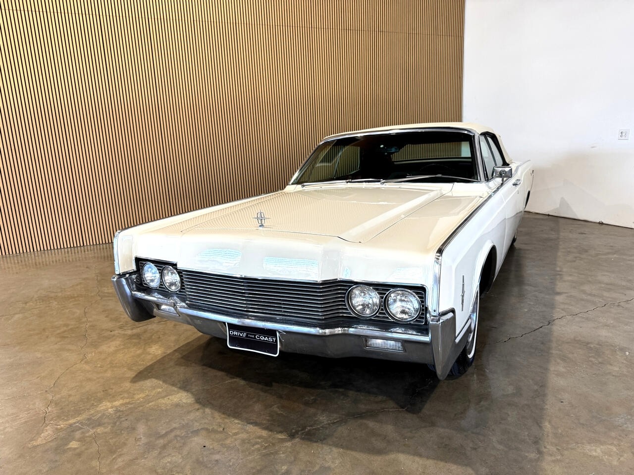 Lincoln-Continental-1966-Classic-Car-4