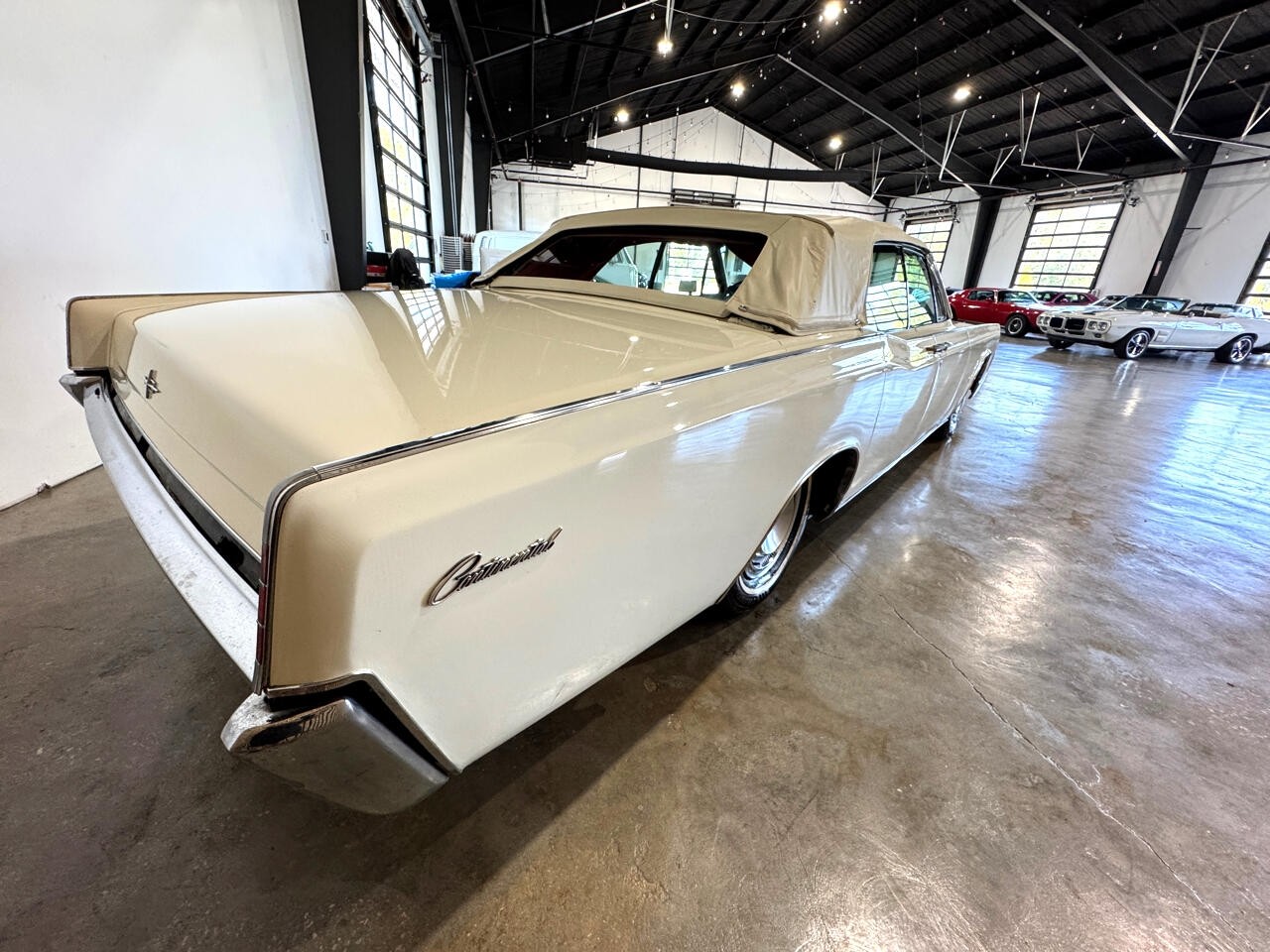 Lincoln-Continental-1966-Classic-Car-8