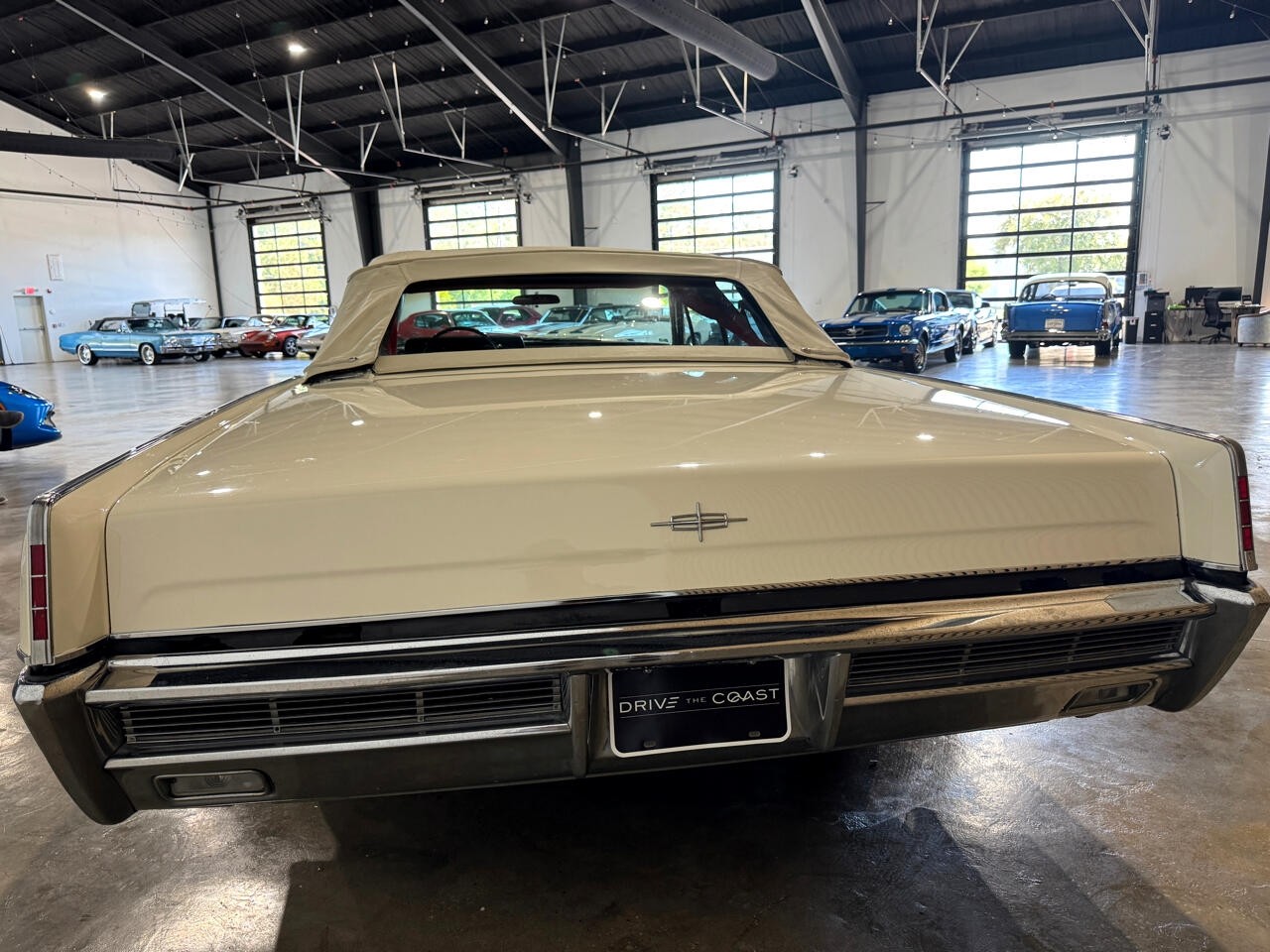 Lincoln-Continental-1966-Classic-Car-9