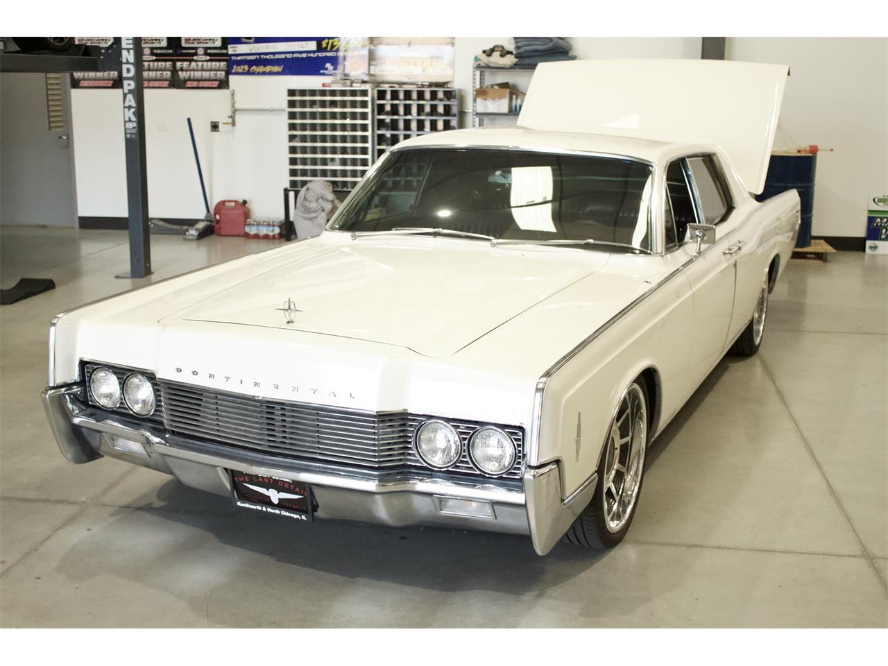 Lincoln-Continental-1966-White-Red-11