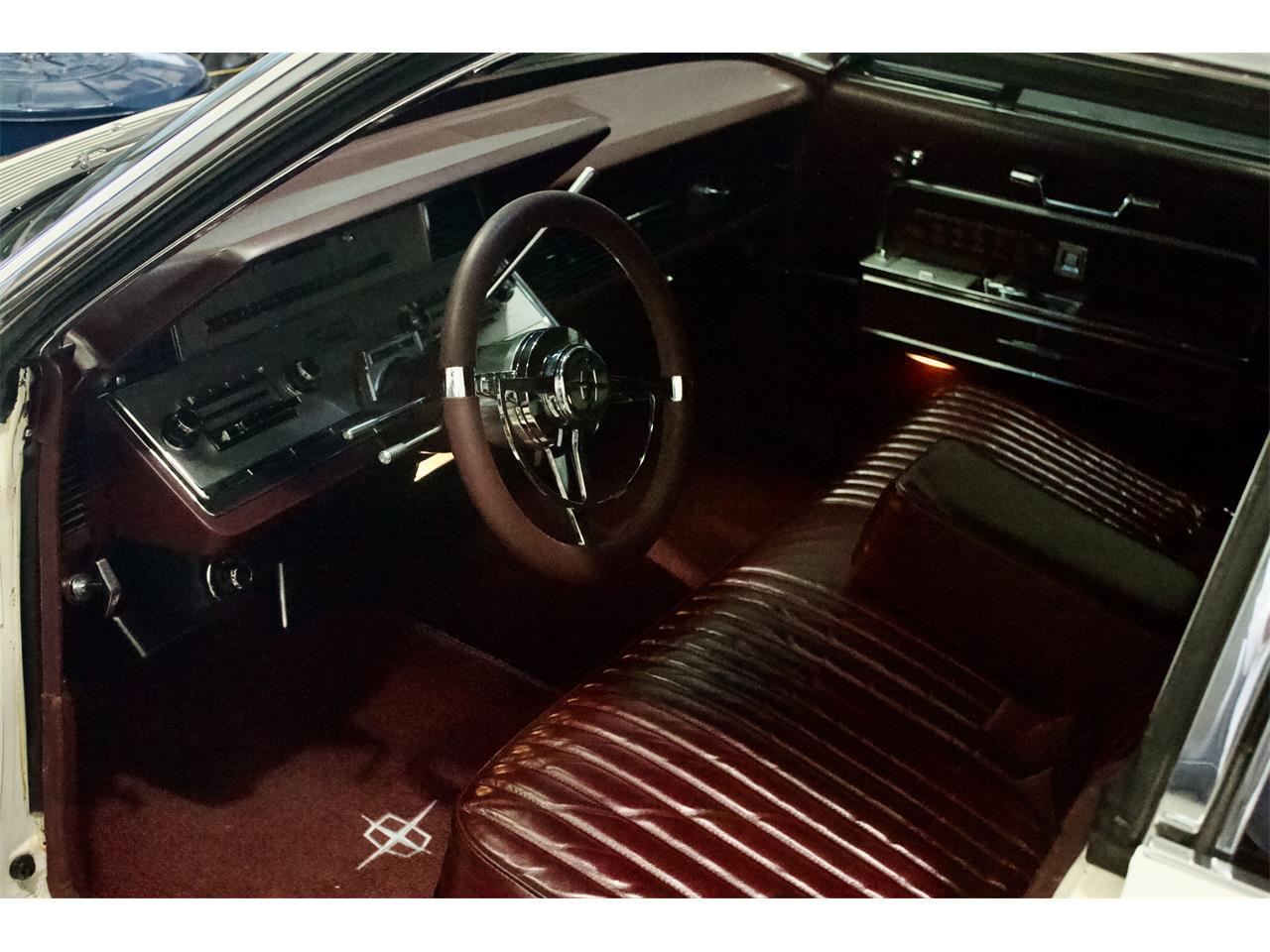 Lincoln-Continental-1966-White-Red-12