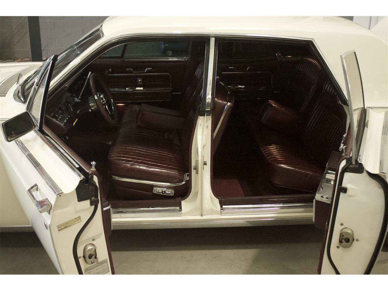 Lincoln-Continental-1966-White-Red-13