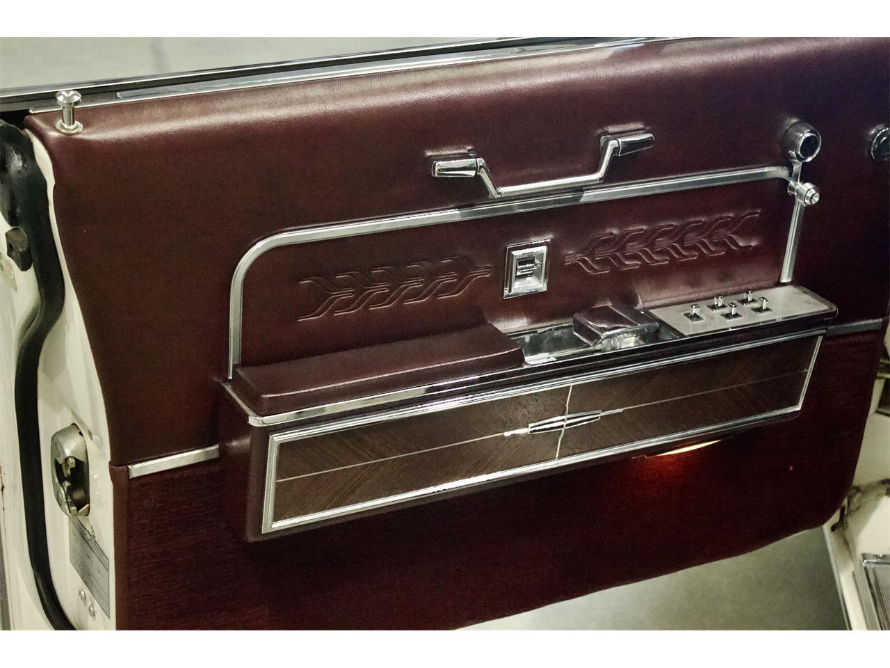 Lincoln-Continental-1966-White-Red-14