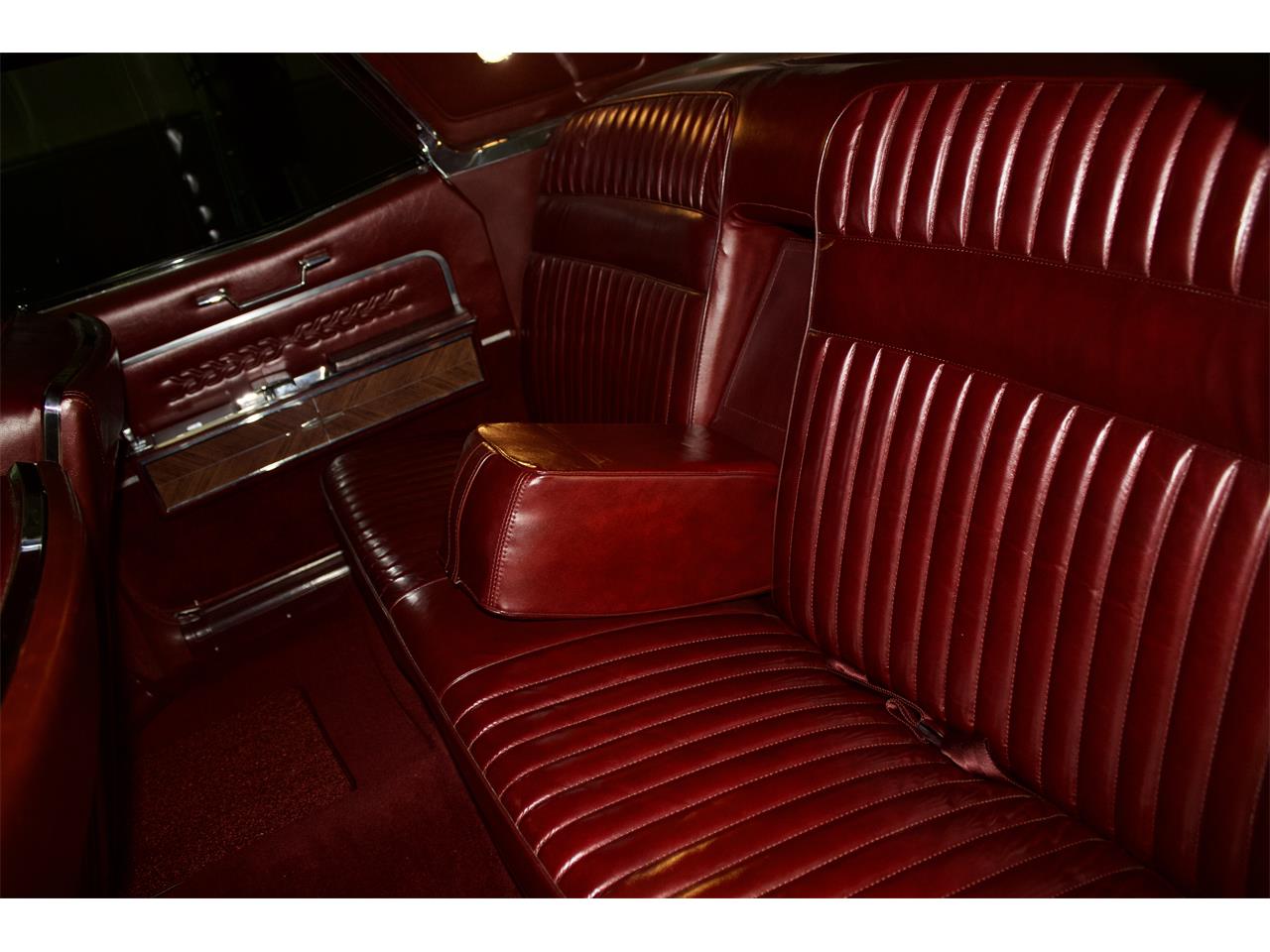 Lincoln-Continental-1966-White-Red-20