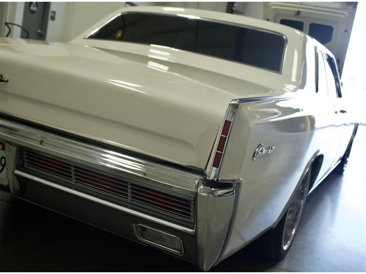 Lincoln-Continental-1966-White-Red-25