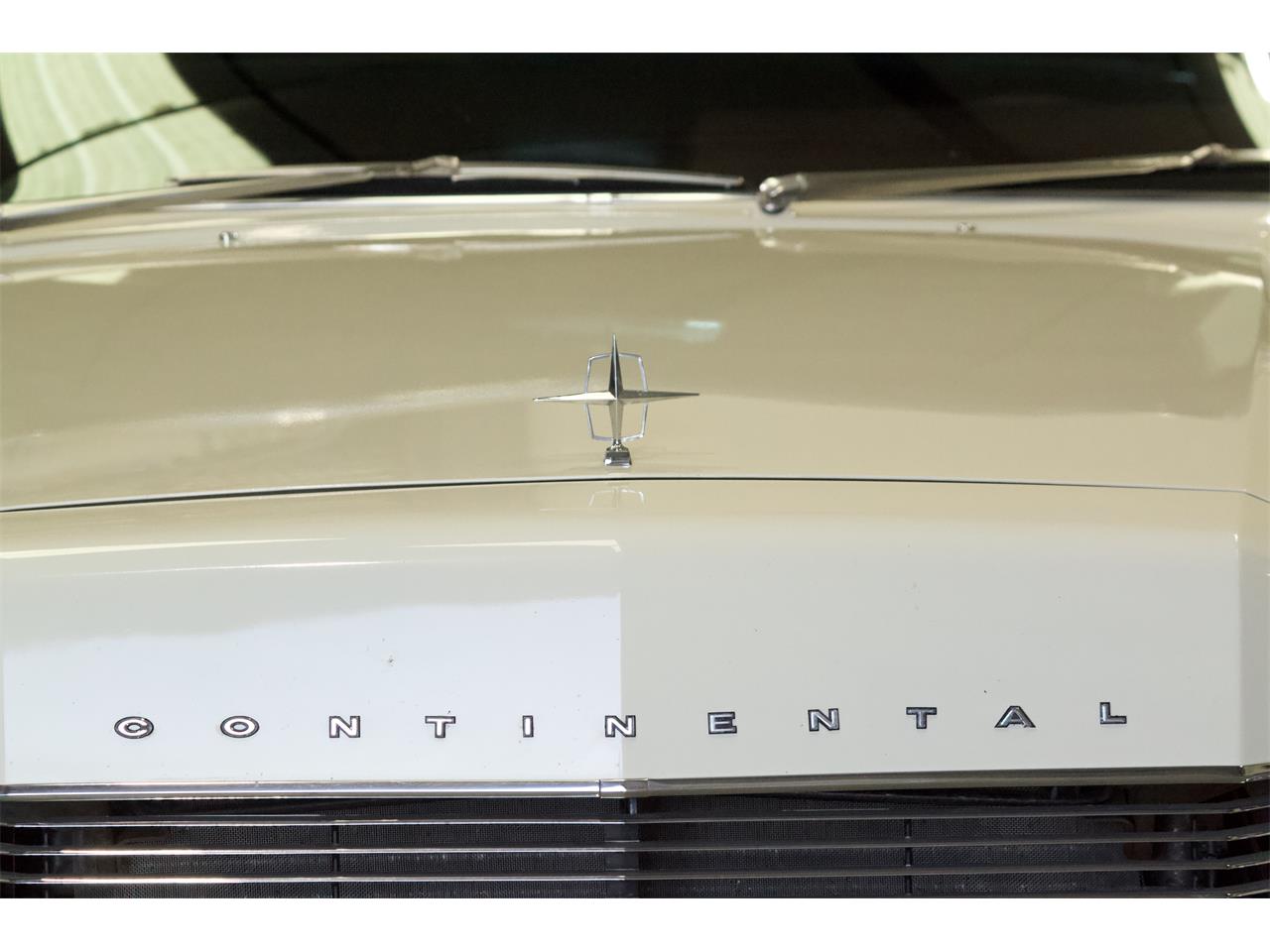 Lincoln-Continental-1966-White-Red-26