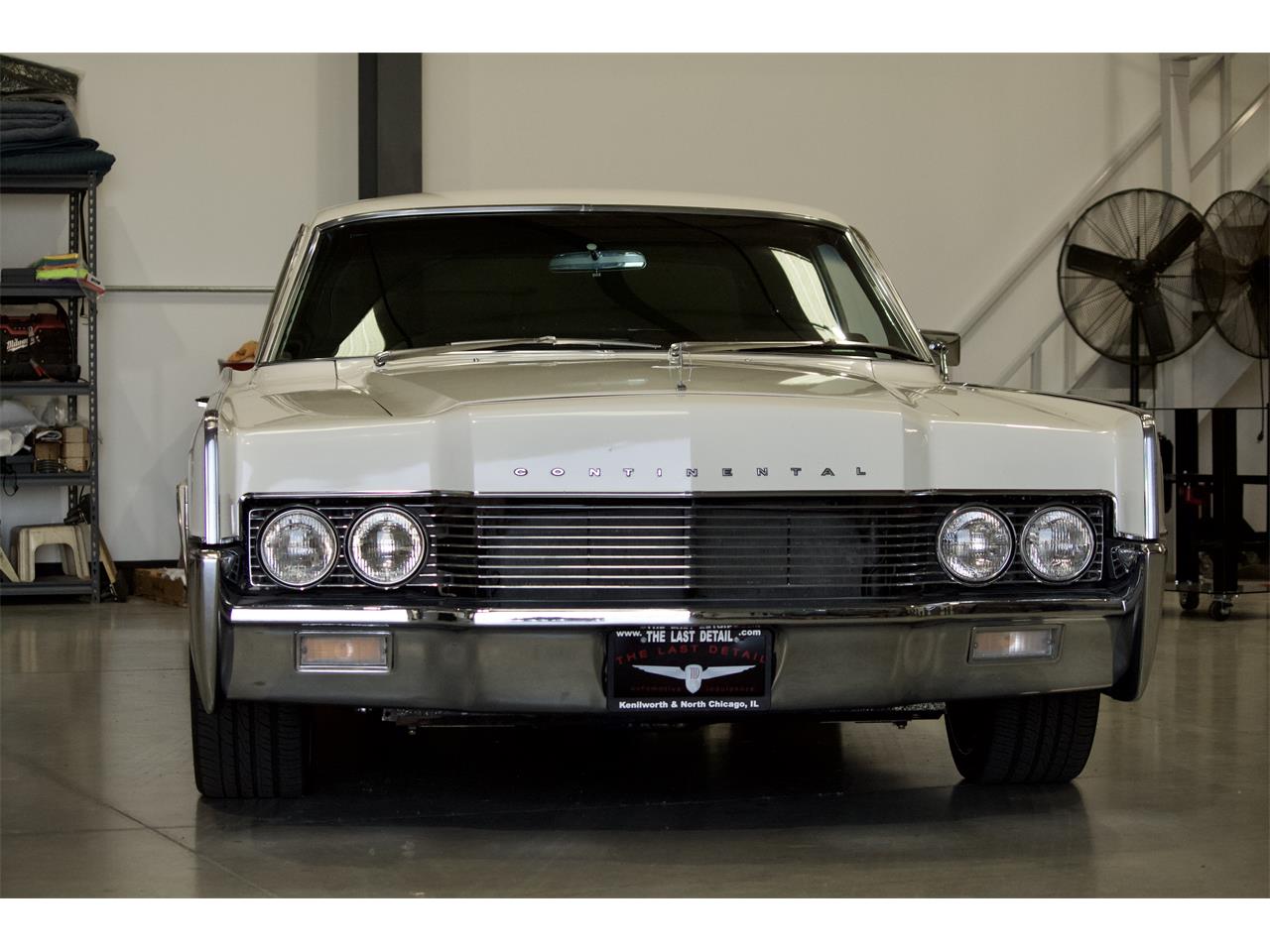 Lincoln-Continental-1966-White-Red-4