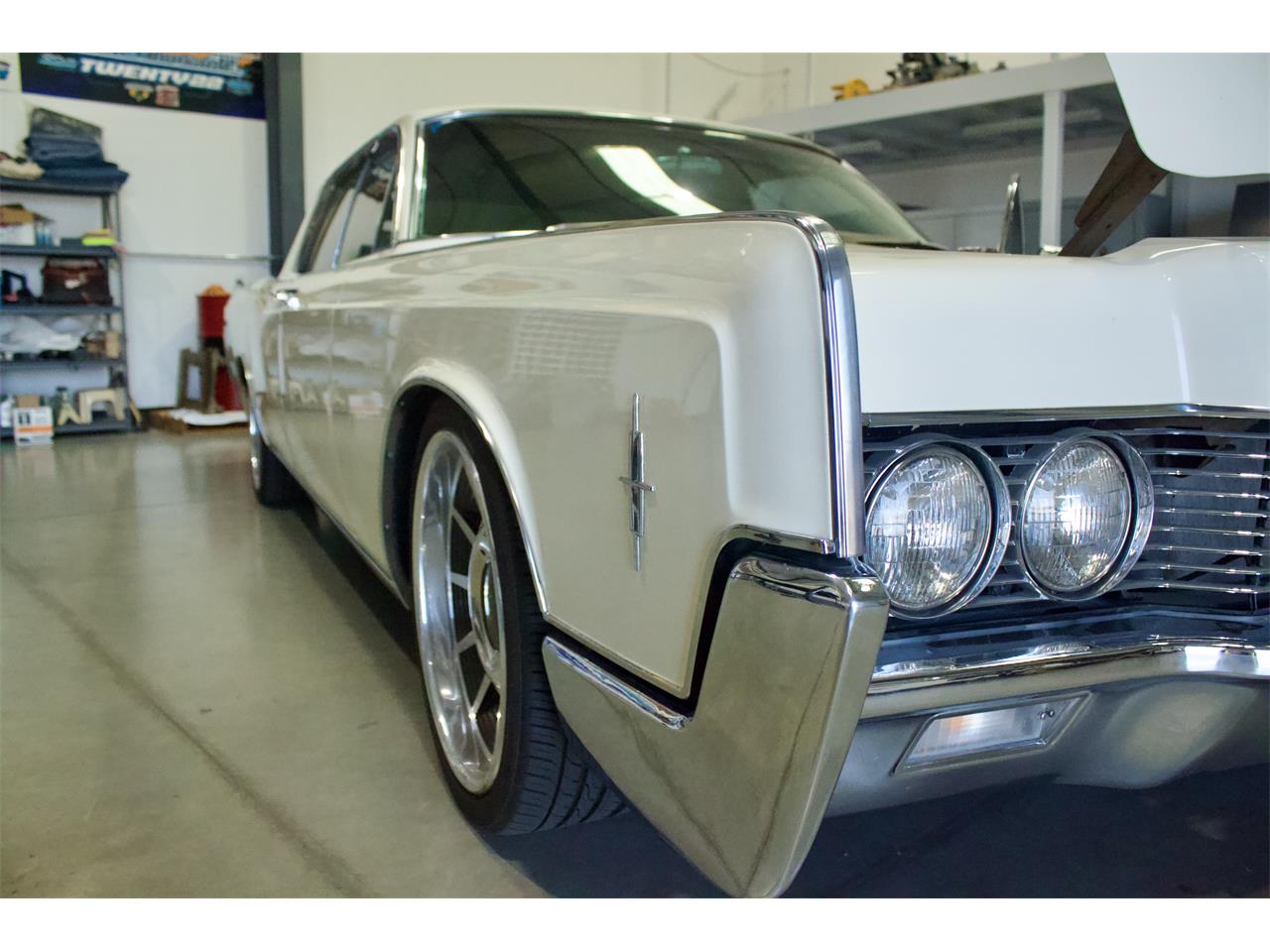 Lincoln-Continental-1966-White-Red-5
