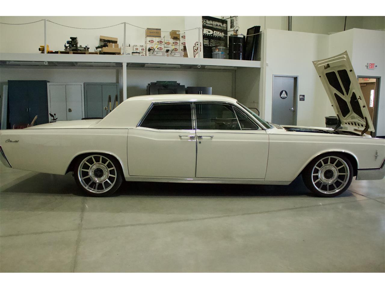 Lincoln-Continental-1966-White-Red-6