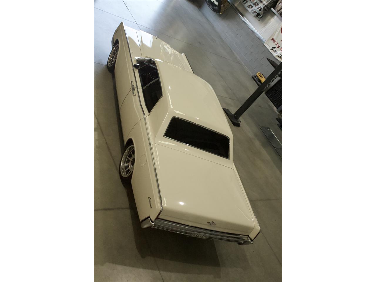 Lincoln-Continental-1966-White-Red-7