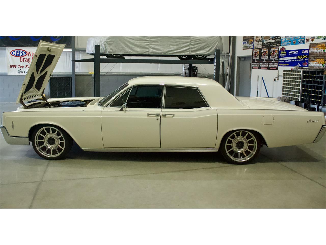 Lincoln-Continental-1966-White-Red-8