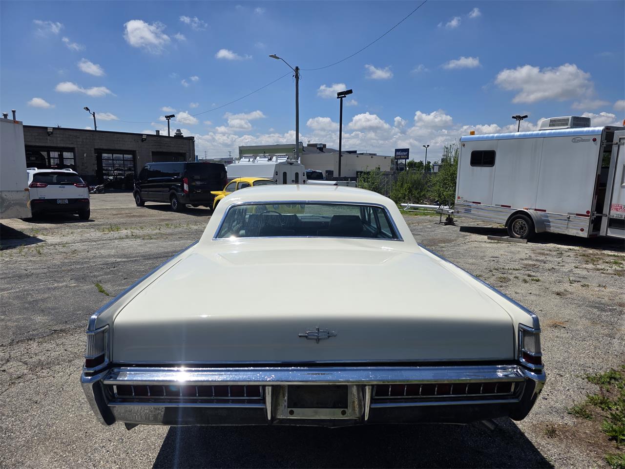 Lincoln-Continental-1969-White-Green-and-Gold-1