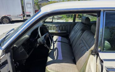 Lincoln-Continental-1969-White-Green-and-Gold-10