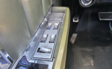 Lincoln-Continental-1969-White-Green-and-Gold-12
