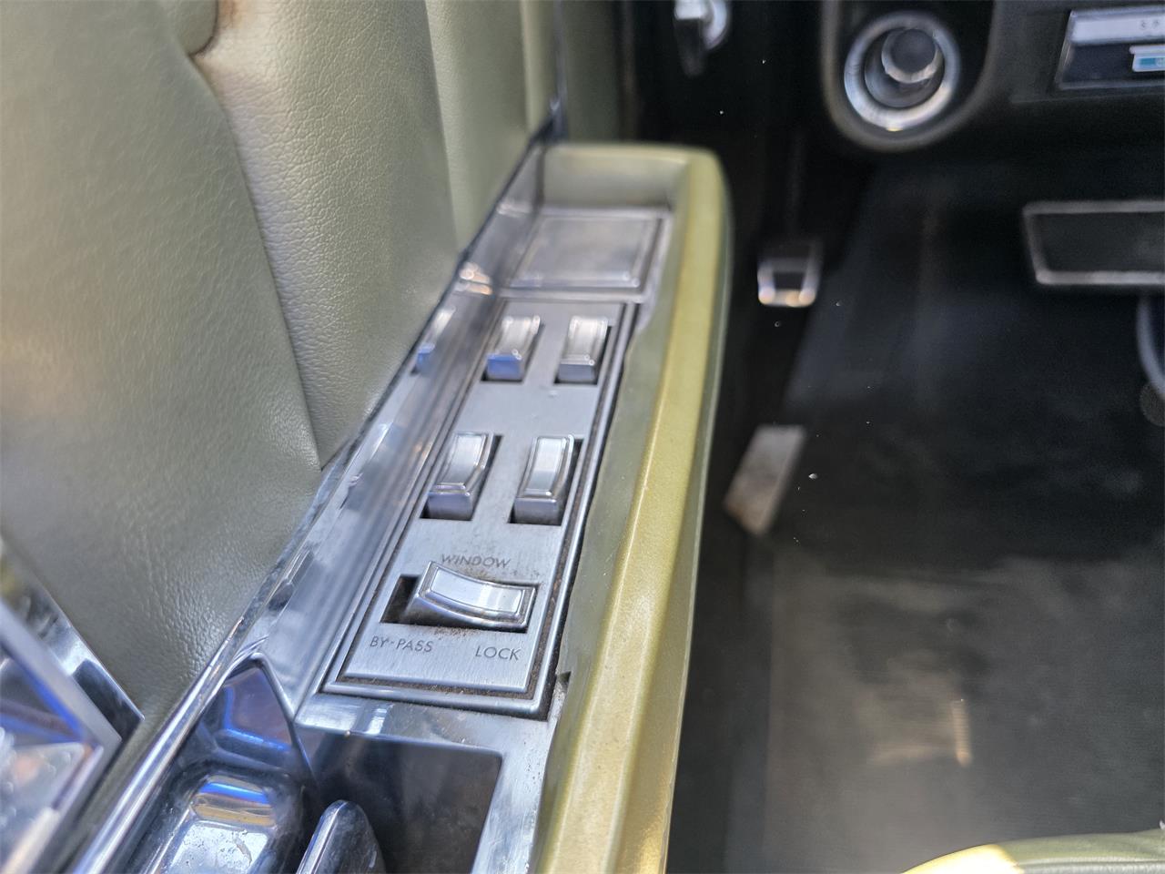 Lincoln-Continental-1969-White-Green-and-Gold-12