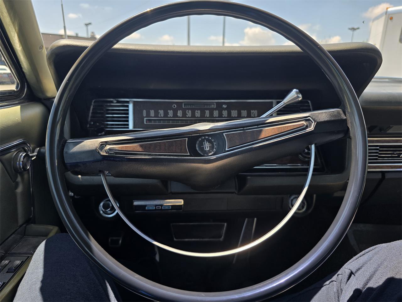 Lincoln-Continental-1969-White-Green-and-Gold-14